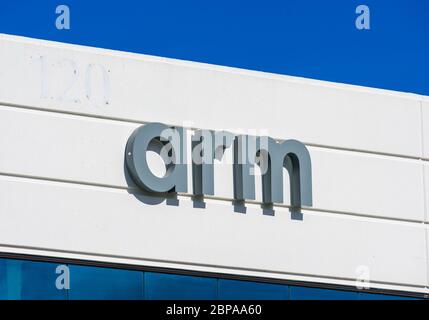 Armzeichen und Logo an der Fassade des britischen multinationalen Halbleiter- und Software-Design-Unternehmens - San Jose, Kalifornien, USA - 2020 Stockfoto