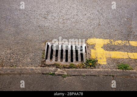 Das Ende der doppelten gelben Linien Stockfoto