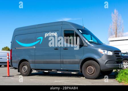 Amazon Prime Lieferwagen sicher im Freien geparkt, während Lieferungen Produkte online bestellt auf Amazon.com an Firmenkunden - San Jose, Califor Stockfoto