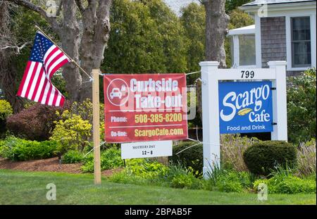 Ein Restaurant-Schild während der Covid 19 Shutdown am Cape Cod, USA Stockfoto