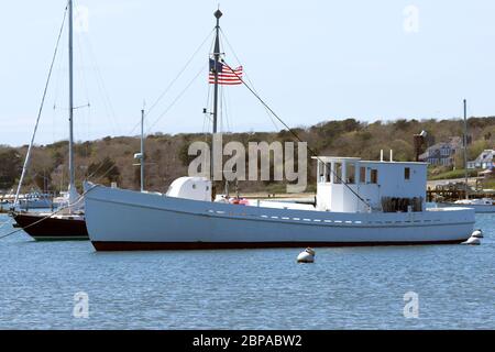 Ein restauriertes und funktionstüchelles Gloucester Fischboot, das im Stage Harbour in Chatham, Massachusetts, auf Cape Cod, USA, festgemacht ist Stockfoto