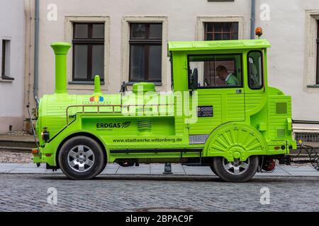 Wittenberg / Deutschland - 26. Februar 2017: Der Touristenbus Wittenberger Altstadtbahn hält an den wichtigsten Sehenswürdigkeiten der Lutherstadt Wittenberg, Sachsen-Anha Stockfoto