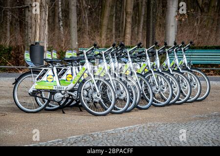 Berlin / Deutschland - 10. März 2017: Reihe von Lidl-Bike-Leihfahrrädern in Berlin geparkt Stockfoto