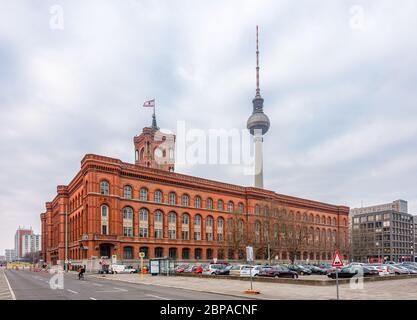 Berlin / Deutschland - 12. Februar 2017: Rotes Rathaus Berliner Rathaus und Berliner Fernsehturm, Berliner Fernsehturm, in Berlin, Deutschland Stockfoto