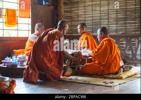 Buddisten Mönche beim Mittagessen. Provinz Kampong Cham, Kambodscha, Südostasien Stockfoto