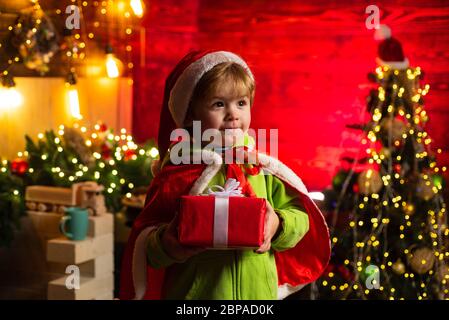 Kriminelle weihnachten. Weihnachten und Neujahr Gruß von der Polizeistation. Gefährlicher Einbrecher in Santa Kostüm gekleidet. Stockfoto