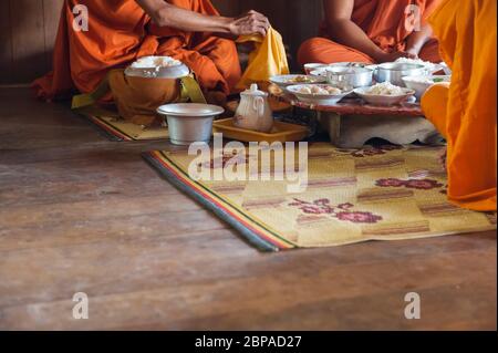 Essen und Sitzbereich, wo Buddistenmönche zu Mittag essen. Provinz Kampong Cham, Kambodscha, Südostasien Stockfoto