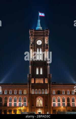 Berlin / Deutschland - 13. Februar 2017: Nachtansicht des Roten Rathauses, Berliner Rathaus, Sitz der Regierung des Landes Berlin Stockfoto
