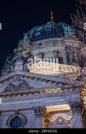 Berlin / Deutschland - 13. Februar 2017: Fassadendetails am Berliner Dom bei Nacht, Mitte, historisches Viertel von Berlin, deutsch Stockfoto