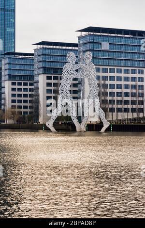 Berlin / Deutschland - 19. Februar 2017: Molecule man Aluminium-Skulptur an der Spree in Berlin Stockfoto