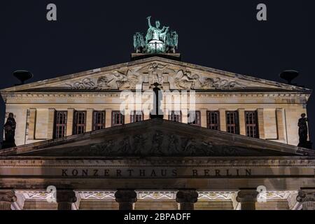 Berlin / Deutschland - 28. Februar 2017: Nachtansicht des Konzerthauses Berlin auf dem Gendarmenmarkt in Berlin Stockfoto