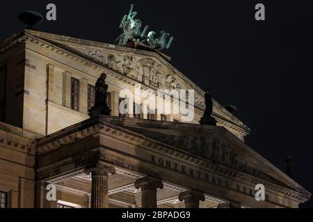 Berlin / Deutschland - 28. Februar 2017: Nachtansicht des Konzerthauses Berlin auf dem Gendarmenmarkt in Berlin Stockfoto