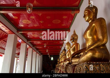 Goldene Buddhas in Lotusstellung im Wat Pho, Bangkok, Thailand. Stockfoto