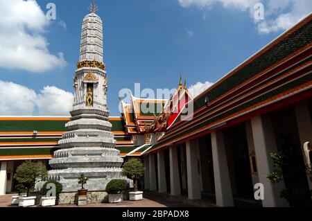 Wat Suthat Thepwararam ist einer der ältesten und beeindruckendsten buddhistischen Tempel in Bangkok Stockfoto