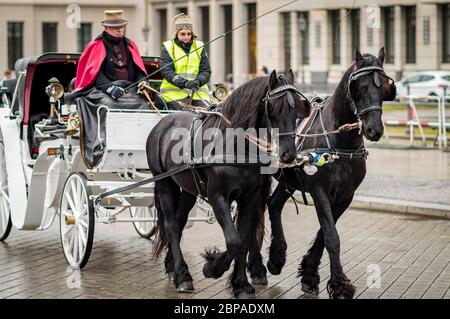 Berlin / Deutschland - 18. Februar 2017: Touristischer Pferdewagen am Pariser Platz in Berlin Stockfoto