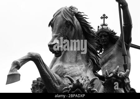 Berlin / Deutschland - 18. Februar 2017: Statue des heiligen Georg, der den Drachen erschleg im historischen Nikolaiviertel in Mitte, Berlin, Deutschland Stockfoto