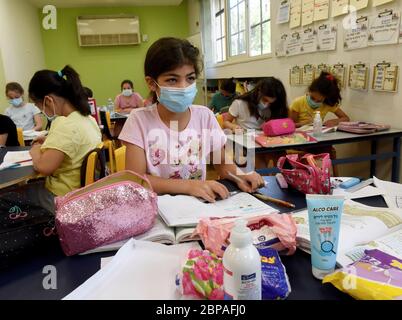 Jerusalem, Israel. Mai 2020. Israelische Schüler tragen Schutzmasken, wenn sie am Montag, den 18. Mai 2020, in die Yankus Korchak Grundschule in Jerusalem zurückkehren. Die Schulen werden nach der Schließung aufgrund von CPVID-19 wieder eröffnet. Foto von Debbie Hill/UPI Quelle: UPI/Alamy Live News Stockfoto