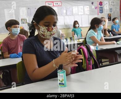 Jerusalem, Israel. Mai 2020. Eine israelische Schülerin trägt eine Schutzmaske und desinfiziert ihre Hände mit Alkoholgel, als die Schüler am Montag, den 18. Mai 2020, in die Yankus Korchak Grundschule in Jerusalem zurückkehren. Die Schulen werden nach der Schließung aufgrund von CPVID-19 wieder eröffnet. Foto von Debbie Hill/UPI Quelle: UPI/Alamy Live News Stockfoto