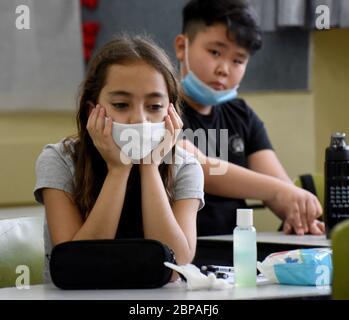 Jerusalem, Israel. Mai 2020. Israelische Schüler tragen Schutzmasken, wenn sie am Montag, den 18. Mai 2020, in die Yankus Korchak Grundschule in Jerusalem zurückkehren. Die Schulen werden nach der Schließung aufgrund von CPVID-19 wieder eröffnet. Foto von Debbie Hill/UPI Quelle: UPI/Alamy Live News Stockfoto