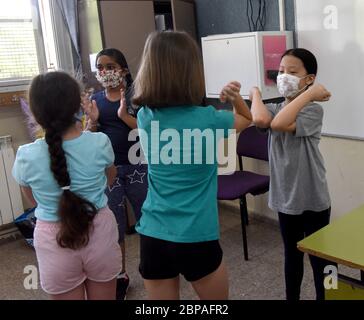 Jerusalem, Israel. Mai 2020. Israelische Schüler tragen Schutzmasken, wenn sie am Montag, den 18. Mai 2020, in die Yankus Korchak Grundschule in Jerusalem zurückkehren. Die Schulen werden nach der Schließung aufgrund von CPVID-19 wieder eröffnet. Foto von Debbie Hill/UPI Quelle: UPI/Alamy Live News Stockfoto