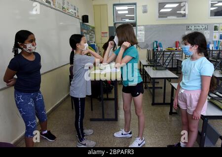 Jerusalem, Israel. Mai 2020. Israelische Schüler tragen Schutzmasken, wenn sie am Montag, den 18. Mai 2020, in die Yankus Korchak Grundschule in Jerusalem zurückkehren. Die Schulen werden nach der Schließung aufgrund von CPVID-19 wieder eröffnet. Foto von Debbie Hill/UPI Quelle: UPI/Alamy Live News Stockfoto