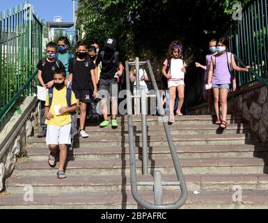 Jerusalem, Israel. Mai 2020. Israelische Schüler tragen Schutzmasken, wenn sie am Montag, den 18. Mai 2020, in die Yankus Korchak Grundschule in Jerusalem zurückkehren. Die Schulen werden nach der Schließung aufgrund von CPVID-19 wieder eröffnet. Foto von Debbie Hill/UPI Quelle: UPI/Alamy Live News Stockfoto