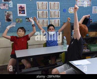 Jerusalem, Israel. Mai 2020. Israelische Schüler tragen Schutzmasken, wenn sie am Montag, den 18. Mai 2020, in die Yankus Korchak Grundschule in Jerusalem zurückkehren. Die Schulen werden nach der Schließung aufgrund von CPVID-19 wieder eröffnet. Foto von Debbie Hill/UPI Quelle: UPI/Alamy Live News Stockfoto