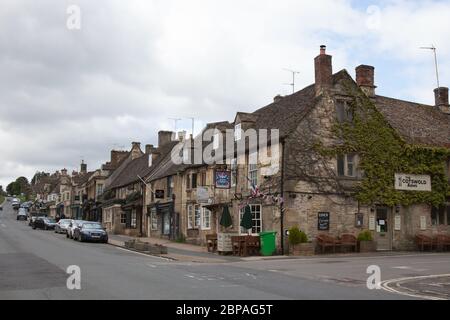 Geschäfte und Hotels an der High Street in Burford in Oxfordshire, Großbritannien Stockfoto