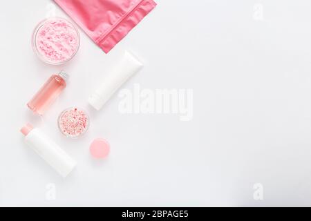 Beauty Spa medizinische Hautpflege Bad rosa weißen Produkten Set. Kosmetikflaschen, Röhrchen, Cremeverpackungen, Pulver und Perlen für Badewannen. Kosmetik-SPA Stockfoto