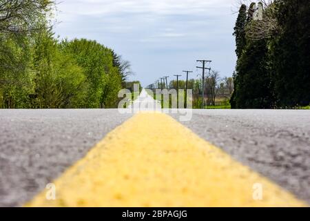 Horizontales Foto, das von der Mitte einer langen hügeligen Straße aufgenommen wurde. Stockfoto