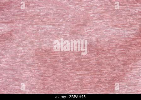 Rosa zerknittert Papier mit weißen Highlights, romantische zarte Pastellfarben Hintergrund. Selektiver Fokus Stockfoto