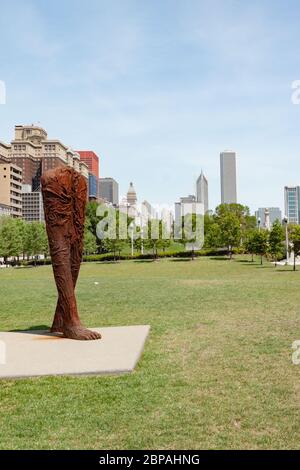 Blick auf die Skyline der Stadt vom Grant Park aus gesehen mit Blick auf Agora, eine Gruppe von 106 kopflosen und armlosen Eisenskulpturen der polnischen Künstlerin Magdalena Abakanowicz Stockfoto