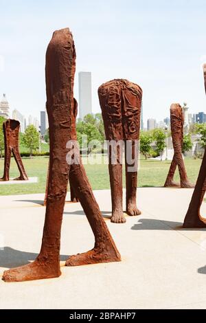 Blick auf die Skyline der Stadt vom Grant Park aus gesehen mit Blick auf Agora, eine Gruppe von 106 kopflosen und armlosen Eisenskulpturen der polnischen Künstlerin Magdalena Abakanowicz Stockfoto