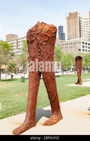 Blick auf die Skyline der Stadt vom Grant Park aus gesehen mit Blick auf Agora, eine Gruppe von 106 kopflosen und armlosen Eisenskulpturen der polnischen Künstlerin Magdalena Abakanowicz Stockfoto