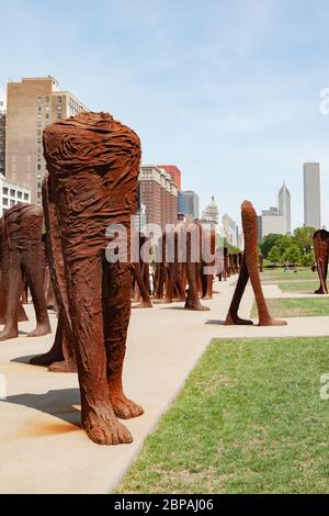 Blick auf die Skyline der Stadt vom Grant Park aus gesehen mit Blick auf Agora, eine Gruppe von 106 kopflosen und armlosen Eisenskulpturen der polnischen Künstlerin Magdalena Abakanowicz Stockfoto