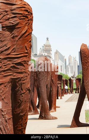 Blick auf die Skyline der Stadt vom Grant Park aus gesehen mit Blick auf Agora, eine Gruppe von 106 kopflosen und armlosen Eisenskulpturen der polnischen Künstlerin Magdalena Abakanowicz Stockfoto