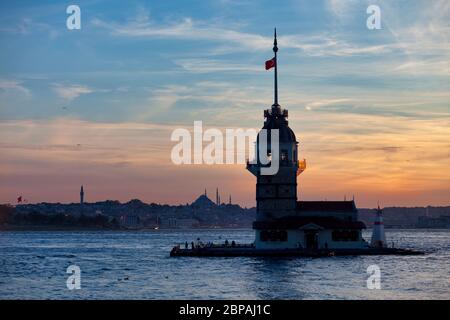 Der Maiden-Turm, seit der mittelalterlichen byzantinischen Zeit auch als Leander-Turm bekannt, ist ein Turm auf einer kleinen Insel in Istanbul, Türkei. Stockfoto