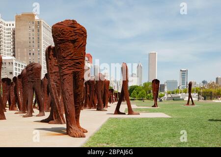 Blick auf die Skyline der Stadt vom Grant Park aus gesehen mit Blick auf Agora, eine Gruppe von 106 kopflosen und armlosen Eisenskulpturen der polnischen Künstlerin Magdalena Abakanowicz Stockfoto