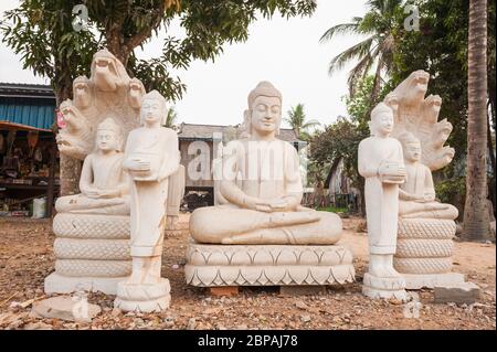 Vervollständigte Buddha-Statuen von lokalen Künstlern im Buddha Carving Factory Village von Kakaoh. Provinz Battambang, Kambodscha Stockfoto