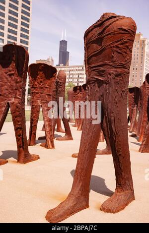 Blick auf die Skyline der Stadt vom Grant Park aus gesehen mit Blick auf Agora, eine Gruppe von 106 kopflosen und armlosen Eisenskulpturen der polnischen Künstlerin Magdalena Abakanowicz Stockfoto