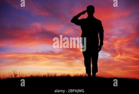 Soldat Ganzkörper Silhouette salutieren Geste bei Sonnenuntergang Kopie Raum Stockfoto