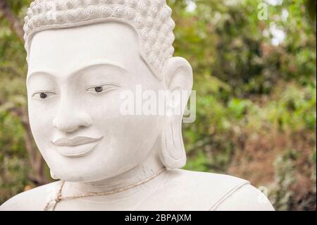 Nahaufnahme einer Buddha Statue Gesicht von lokalen Künstlern in der Buddha Carving Factory Dorf von Kakaoh geschnitzt. Provinz Battambang, Kambodscha Stockfoto