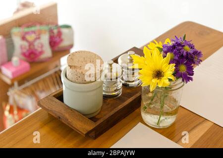 Holztisch im Café mit Blumenarrangement und Salz & Pfeffer und Zucker Stockfoto