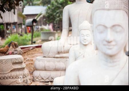 Buddha-Statuen, die von lokalen Künstlern in der Buddha-Schnitzerei Dorf Kakaoh geschnitzt wurden. Provinz Battambang, Kambodscha Stockfoto