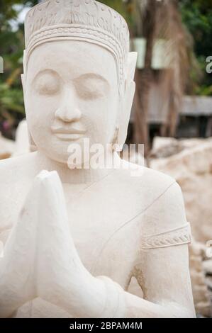 Buddha Statue geschnitzt von lokalen Künstlern in der Buddha Carving Factory Dorf von Kakaoh. Provinz Battambang, Kambodscha Stockfoto