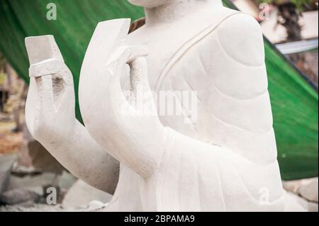 Details der Buddha Statue, die von lokalen Künstlern im Buddha Carving Factory Village von Kakaoh geschnitzt wurde. Provinz Battambang, Kambodscha Stockfoto