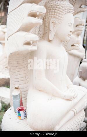 Materialien, die von Künstlern für die Schaffung von Buddha-Statuen im Buddha-Werk Dorf Kakaoh verwendet werden. Provinz Battambang, Kambodscha Stockfoto