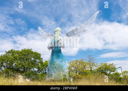 Das Modell „Wings and Scrubs“ eines Gesundheitsarbeiters, das vom lokalen Künstler Luke Perry aus Hühnerdraht und Mesh im Lightwoods Park, Bearwood, hergestellt wurde Stockfoto