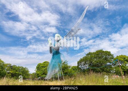 Das Modell „Wings and Scrubs“ eines Gesundheitsarbeiters, das vom lokalen Künstler Luke Perry aus Hühnerdraht und Mesh im Lightwoods Park, Bearwood, hergestellt wurde Stockfoto