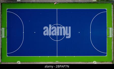 Turin, Italien - 18. Mai 2020: (ANMERKUNG DER REDAKTION: Bild wurde mit einer Drohne erstellt.) Luftaufnahme zeigt ein leeres Futsal (5-A-Side-Fußball)-Spielfeld. Die Sperrung aufgrund des COVID-19 Coronavirus Notfalls Verbot alle sportlichen Aktivitäten. Quelle: Nicolò Campo/Alamy Live News Stockfoto